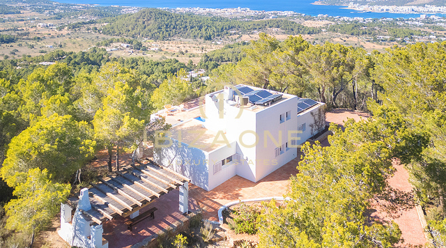 Villa de luxe à vendre dans un emplacement exceptionnel avec des vues spectaculaires sur la mer, Ibiza