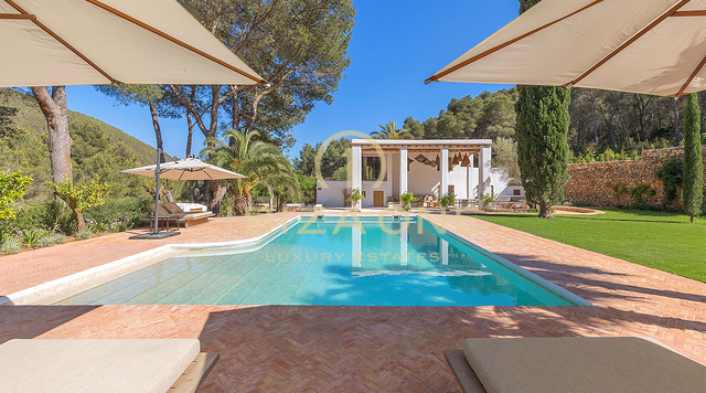 Luxe landgoed in Spaanse stijl met fantastisch uitzicht te koop, Ibiza