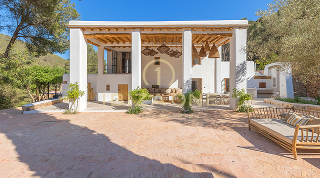 Luxe landgoed in Spaanse stijl met fantastisch uitzicht te koop, Ibiza