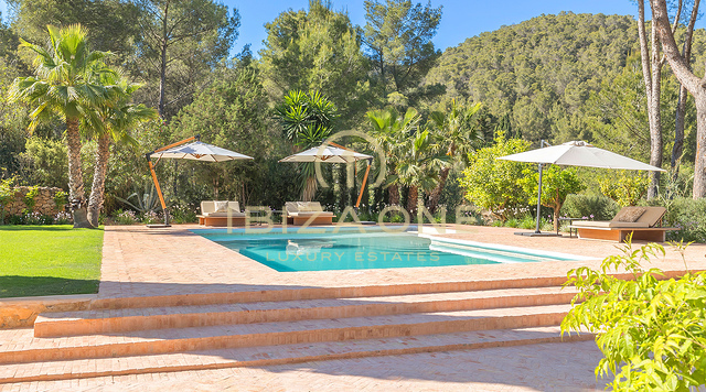 Luxe landgoed in Spaanse stijl met fantastisch uitzicht te koop, Ibiza