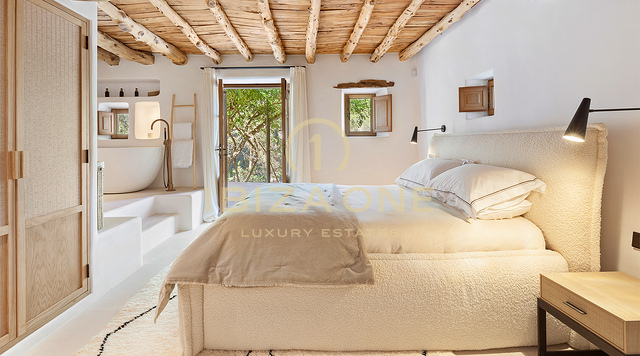 Luxe landgoed in Spaanse stijl met fantastisch uitzicht te koop, Ibiza