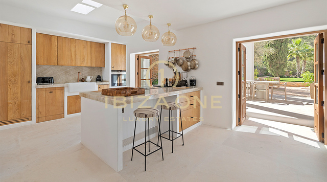 Luxe landgoed in Spaanse stijl met fantastisch uitzicht te koop, Ibiza