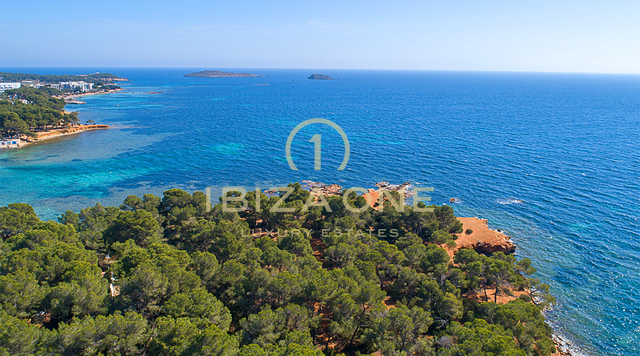 Spectaculaire en moderne luxe villa met uitzicht op zee en toegang tot het strand te koop, Ibiza