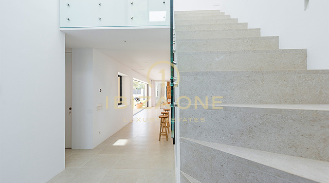 Spectaculaire en moderne luxe villa met uitzicht op zee en toegang tot het strand te koop, Ibiza