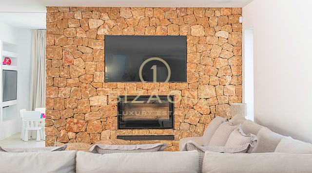 Spectaculaire en moderne luxe villa met uitzicht op zee en toegang tot het strand te koop, Ibiza
