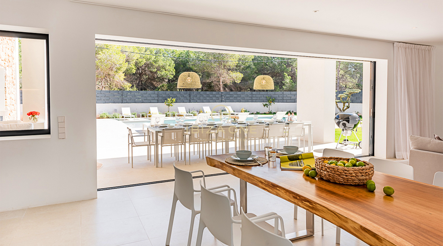 Spectaculaire en moderne luxe villa met uitzicht op zee en toegang tot het strand te koop, Ibiza