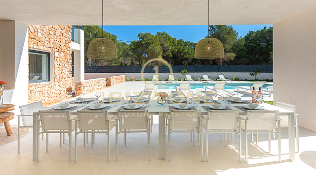 Spectaculaire en moderne luxe villa met uitzicht op zee en toegang tot het strand te koop, Ibiza