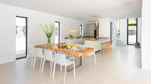 Spectaculaire en moderne luxe villa met uitzicht op zee en toegang tot het strand te koop, Ibiza