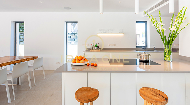 Spectaculaire en moderne luxe villa met uitzicht op zee en toegang tot het strand te koop, Ibiza