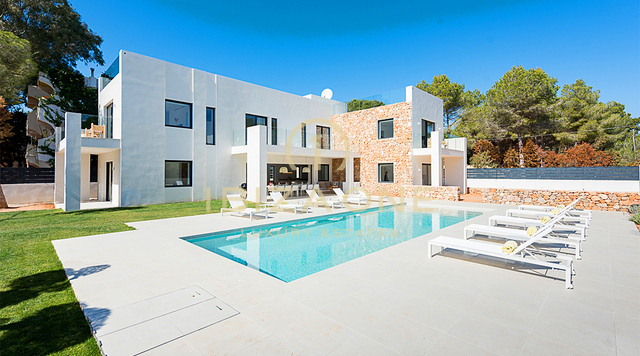 Espectacular y contemporánea villa de lujo con vistas al mar y acceso a la playa en venta, Ibiza