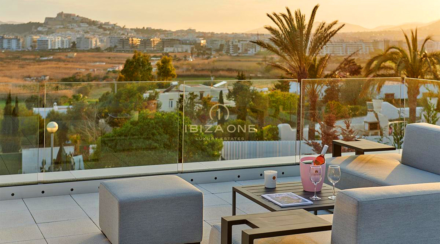 Moderna, lussuosa e spaziosa villa con terrazza panoramica e vista mare in vendita, Ibiza