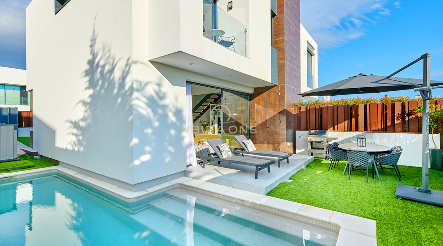 Moderna, lussuosa e spaziosa villa con terrazza panoramica e vista mare in vendita, Ibiza