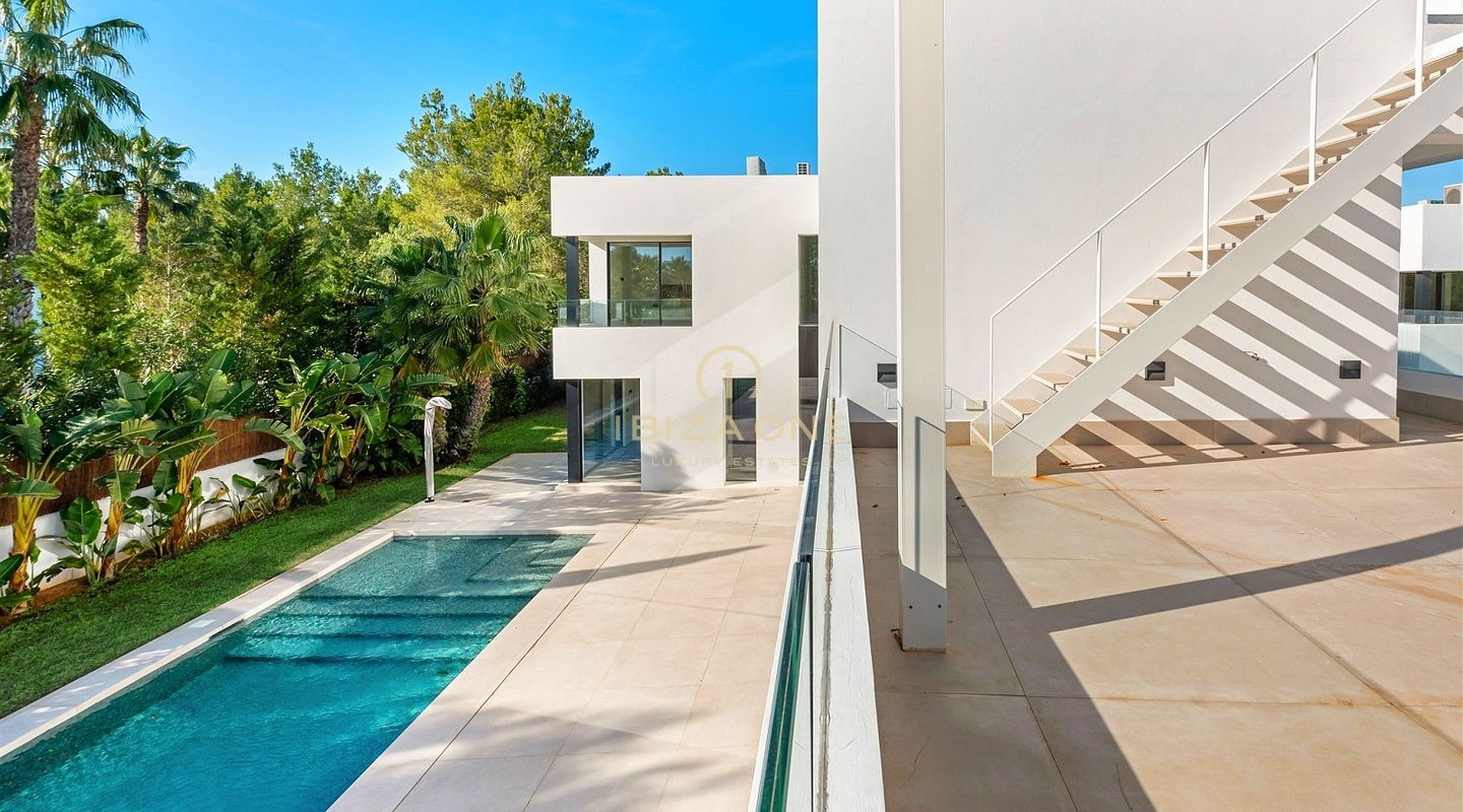 Quatre villas modernes de luxe à vendre : à quelques pas de la mer, à quelques minutes d'Ibiza, Ibiza