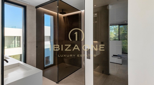 Quatre villas modernes de luxe à vendre : à quelques pas de la mer, à quelques minutes d'Ibiza, Ibiza