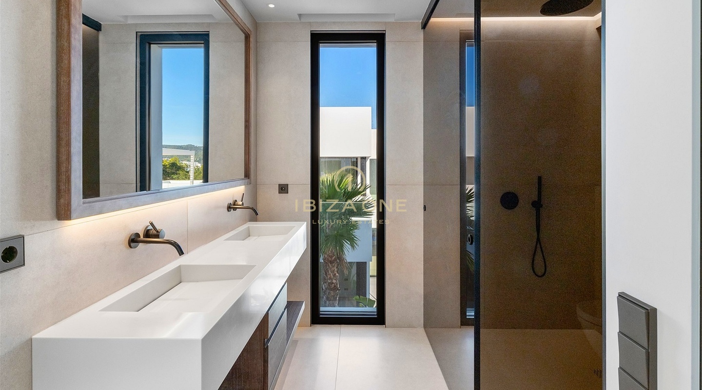 Quatre villas modernes de luxe à vendre : à quelques pas de la mer, à quelques minutes d'Ibiza, Ibiza