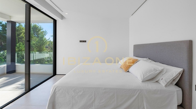 Quatre villas modernes de luxe à vendre : à quelques pas de la mer, à quelques minutes d'Ibiza, Ibiza