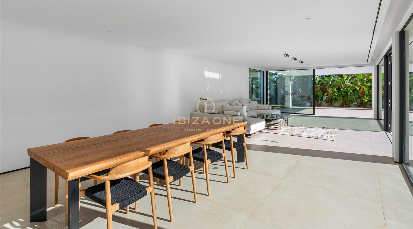 Quatre villas modernes de luxe à vendre : à quelques pas de la mer, à quelques minutes d'Ibiza, Ibiza