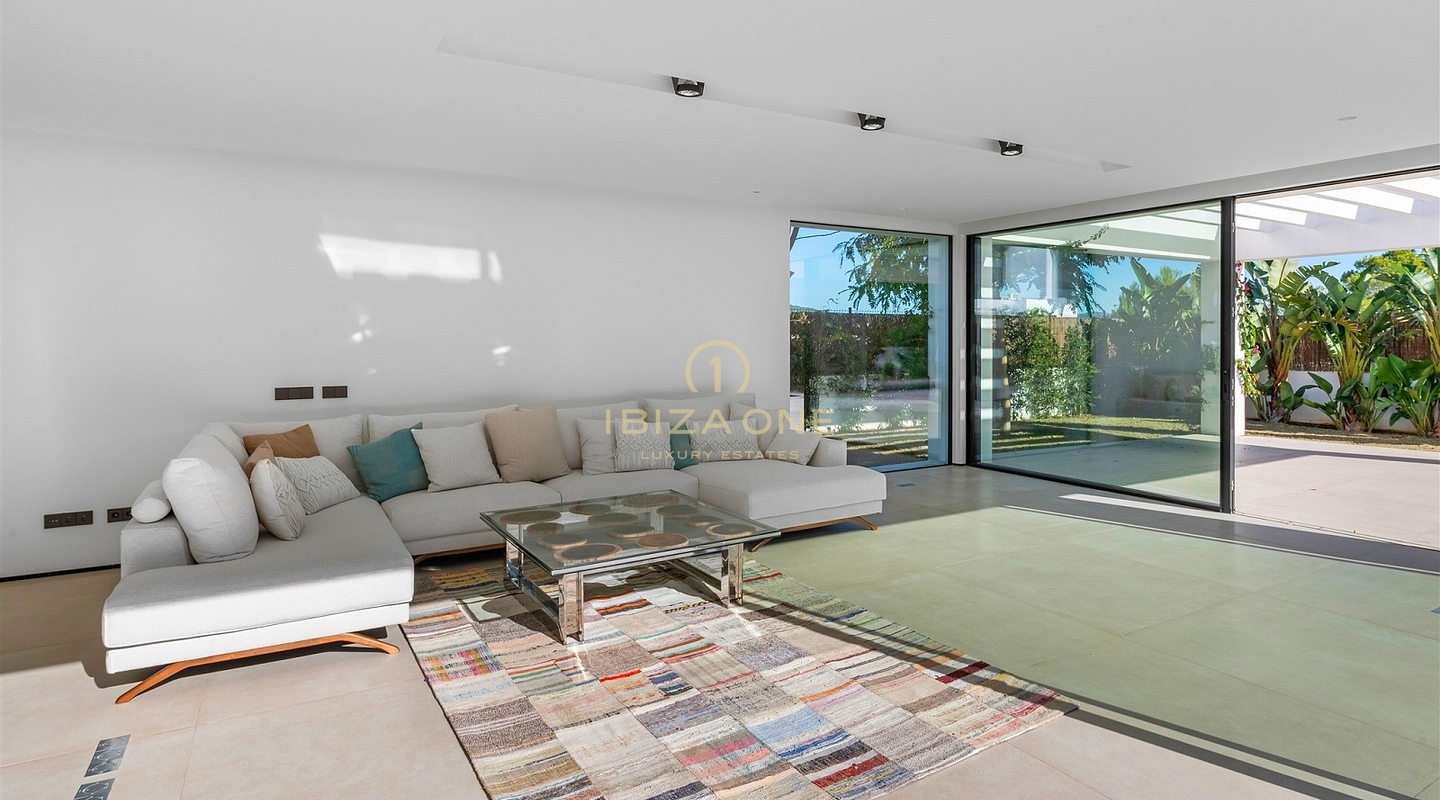 Quatre villas modernes de luxe à vendre : à quelques pas de la mer, à quelques minutes d'Ibiza, Ibiza