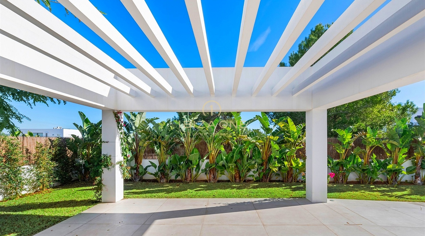 Vier luxuriöse moderne Villen zu verkaufen: Nur wenige Schritte vom Meer und wenige Minuten von Ibiza entfernt, Ibiza