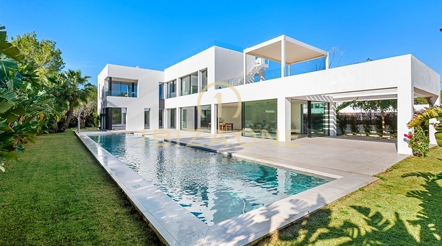 Cuatro villas modernas de lujo en venta: a pasos del mar, a minutos de Ibiza, Ibiza
