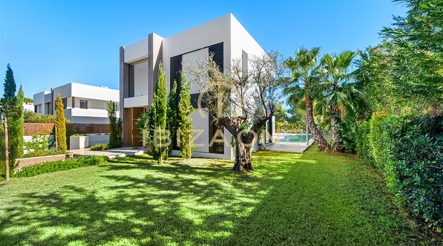 Quatre villas modernes de luxe à vendre : à quelques pas de la mer, à quelques minutes d'Ibiza, Ibiza