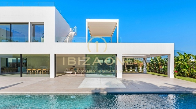 Quatre villas modernes de luxe à vendre : à quelques pas de la mer, à quelques minutes d'Ibiza, Ibiza