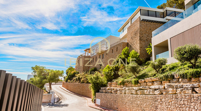 Atemberaubende Luxusvilla auf Ibiza mit weitläufigen Terrassen, Meerblick und Zugang zu Tennisplätzen zu verkaufen, Ibiza