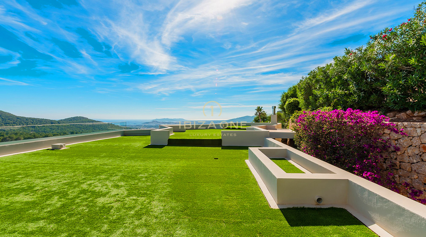 Prachtige luxe villa op Ibiza met uitgestrekte terrassen, uitzicht op zee en toegang tot tennisbanen te koop, Ibiza