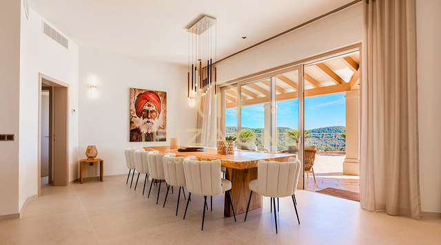 Prachtige luxe villa op Ibiza met uitgestrekte terrassen, uitzicht op zee en toegang tot tennisbanen te koop, Ibiza