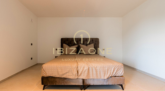 Prachtige luxe villa op Ibiza met uitgestrekte terrassen, uitzicht op zee en toegang tot tennisbanen te koop, Ibiza