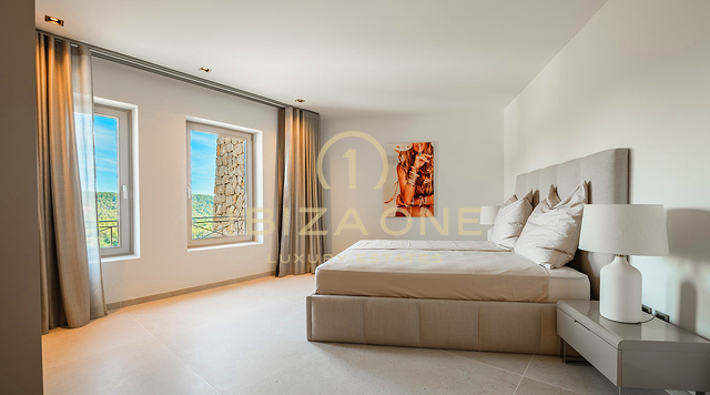 Prachtige luxe villa op Ibiza met uitgestrekte terrassen, uitzicht op zee en toegang tot tennisbanen te koop, Ibiza