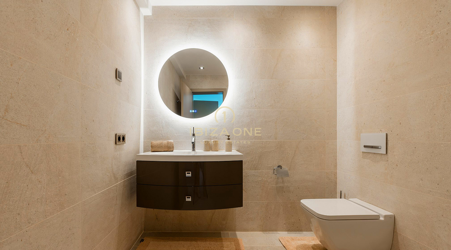 Prachtige luxe villa op Ibiza met uitgestrekte terrassen, uitzicht op zee en toegang tot tennisbanen te koop, Ibiza