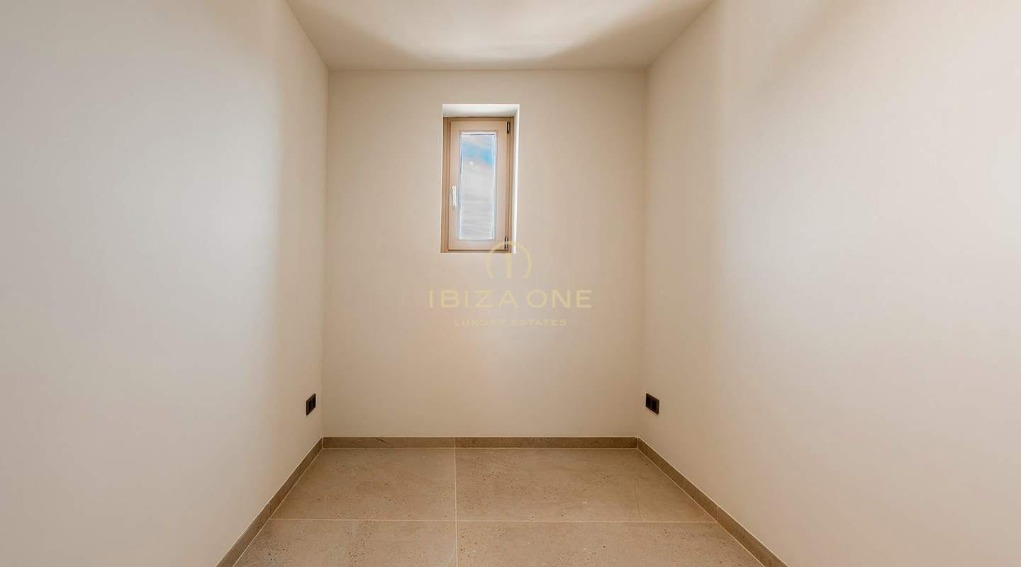 Prachtige luxe villa op Ibiza met uitgestrekte terrassen, uitzicht op zee en toegang tot tennisbanen te koop, Ibiza