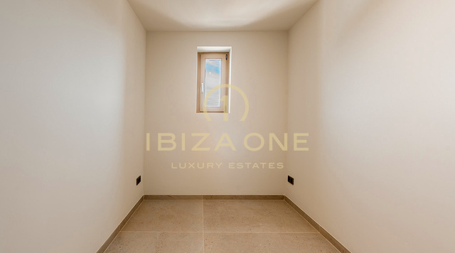 Atemberaubende Luxusvilla auf Ibiza mit weitläufigen Terrassen, Meerblick und Zugang zu Tennisplätzen zu verkaufen, Ibiza