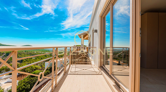Atemberaubende Luxusvilla auf Ibiza mit weitläufigen Terrassen, Meerblick und Zugang zu Tennisplätzen zu verkaufen, Ibiza