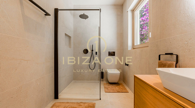 Prachtige luxe villa op Ibiza met uitgestrekte terrassen, uitzicht op zee en toegang tot tennisbanen te koop, Ibiza