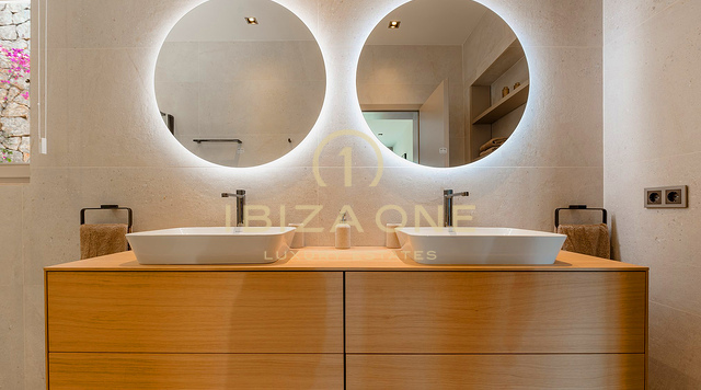 Prachtige luxe villa op Ibiza met uitgestrekte terrassen, uitzicht op zee en toegang tot tennisbanen te koop, Ibiza