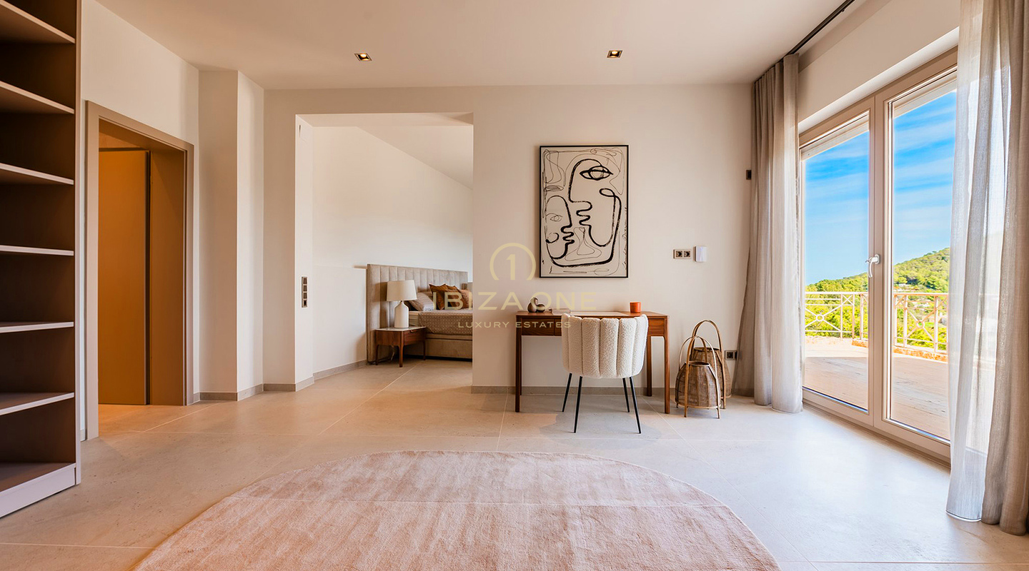 Superbe villa de luxe à Ibiza avec de vastes terrasses, vue sur la mer et accès aux courts de tennis à vendre, Ibiza