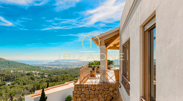 Prachtige luxe villa op Ibiza met uitgestrekte terrassen, uitzicht op zee en toegang tot tennisbanen te koop, Ibiza