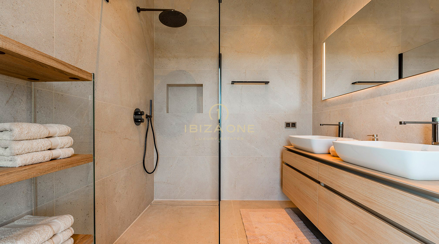 Prachtige luxe villa op Ibiza met uitgestrekte terrassen, uitzicht op zee en toegang tot tennisbanen te koop, Ibiza