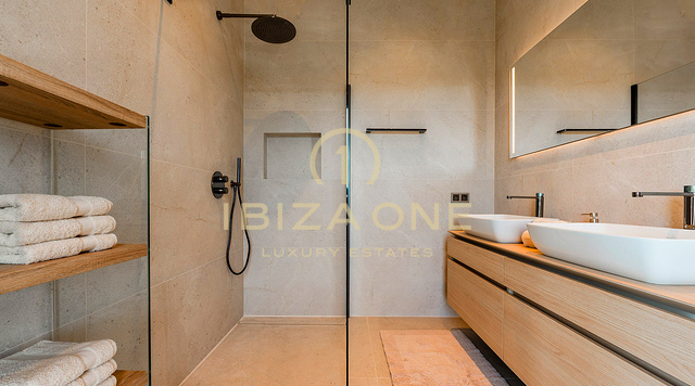 Atemberaubende Luxusvilla auf Ibiza mit weitläufigen Terrassen, Meerblick und Zugang zu Tennisplätzen zu verkaufen, Ibiza