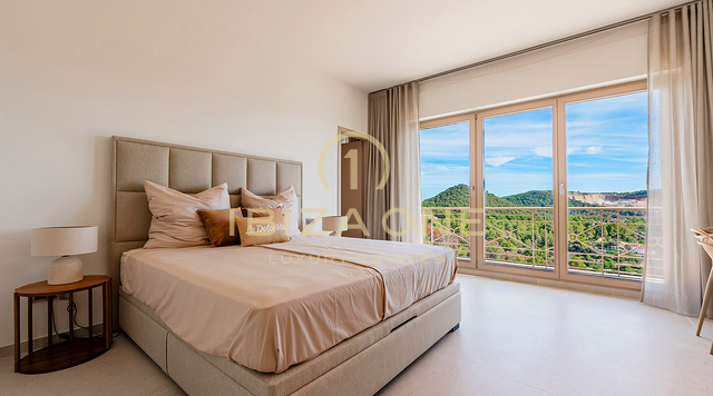 Prachtige luxe villa op Ibiza met uitgestrekte terrassen, uitzicht op zee en toegang tot tennisbanen te koop, Ibiza