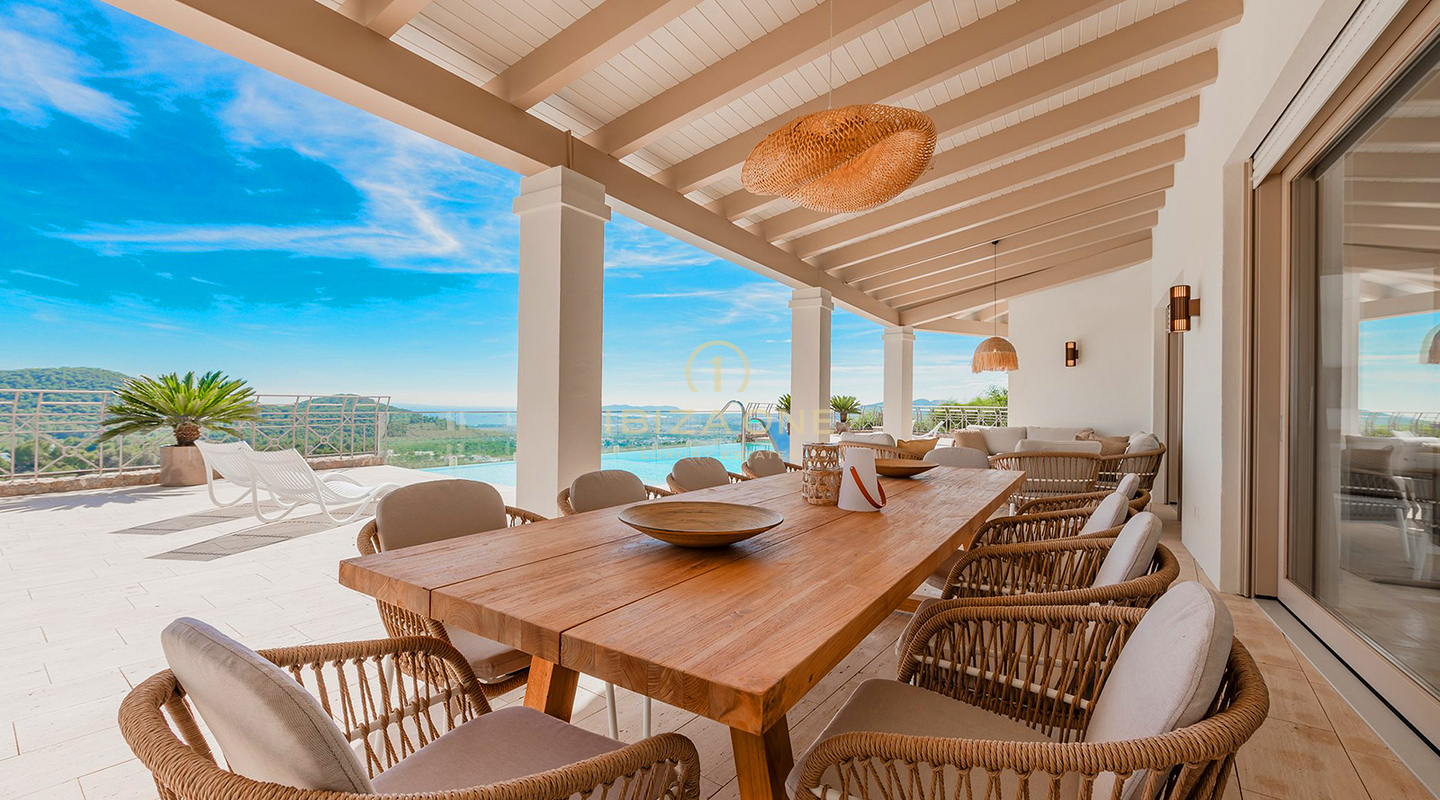Superbe villa de luxe à Ibiza avec de vastes terrasses, vue sur la mer et accès aux courts de tennis à vendre, Ibiza
