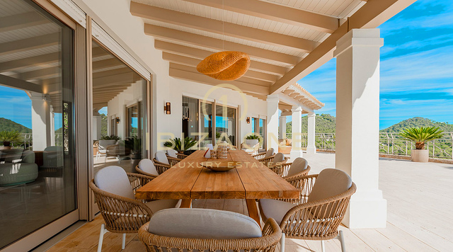 Atemberaubende Luxusvilla auf Ibiza mit weitläufigen Terrassen, Meerblick und Zugang zu Tennisplätzen zu verkaufen, Ibiza