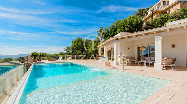 Prachtige luxe villa op Ibiza met uitgestrekte terrassen, uitzicht op zee en toegang tot tennisbanen te koop, Ibiza