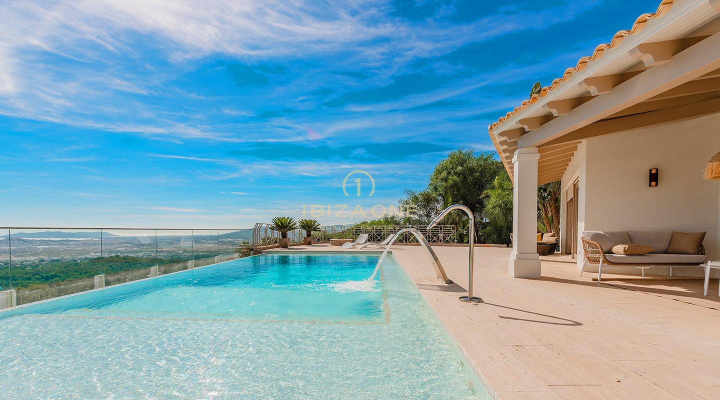 Atemberaubende Luxusvilla auf Ibiza mit weitläufigen Terrassen, Meerblick und Zugang zu Tennisplätzen zu verkaufen, Ibiza