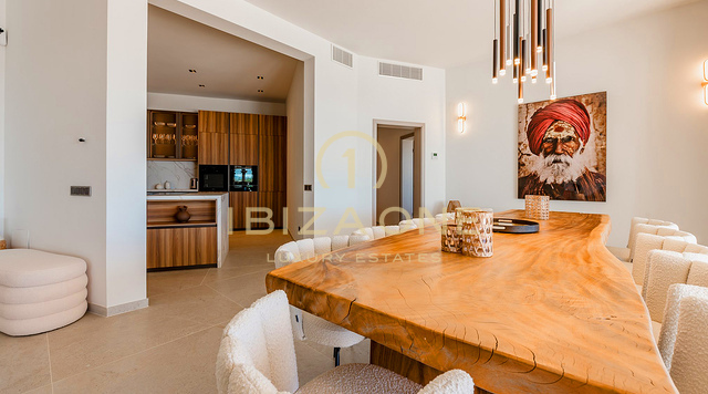 Prachtige luxe villa op Ibiza met uitgestrekte terrassen, uitzicht op zee en toegang tot tennisbanen te koop, Ibiza