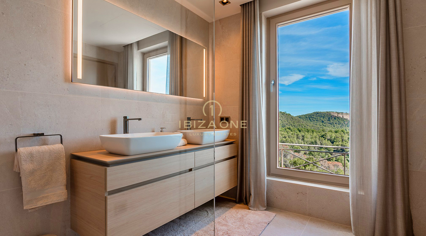Prachtige luxe villa op Ibiza met uitgestrekte terrassen, uitzicht op zee en toegang tot tennisbanen te koop, Ibiza
