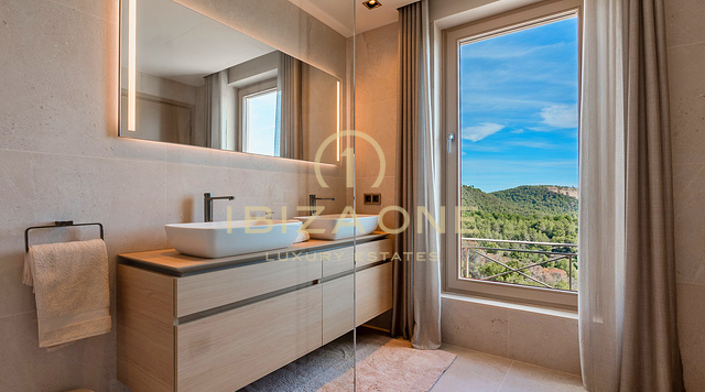 Atemberaubende Luxusvilla auf Ibiza mit weitläufigen Terrassen, Meerblick und Zugang zu Tennisplätzen zu verkaufen, Ibiza