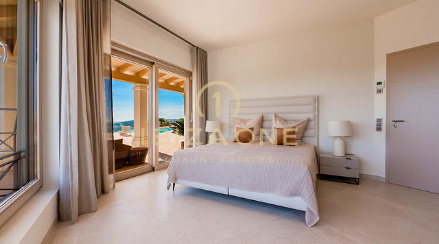 Superbe villa de luxe à Ibiza avec de vastes terrasses, vue sur la mer et accès aux courts de tennis à vendre, Ibiza